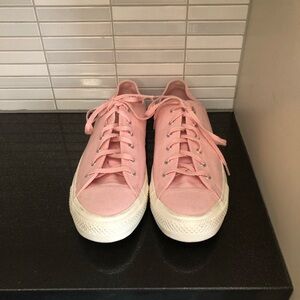 NWOT Converse Chuck Taylor women’s low top sneakers